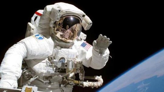 Mau Pergi ke Luar Angkasa? Yuk, Kenali Dulu Baju yang Biasa Dipakai Para Astronot