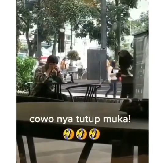 Kocak! Ceweknya Main Tiktok di Tempat Umum, Cowoknya Tutup Muka Karena Malu