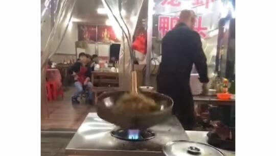 Inovasi Wajan Penggoreng Nasi, Tak Perlu Diaduk Juru Masak! Chef Juna Wajib Coba Nih