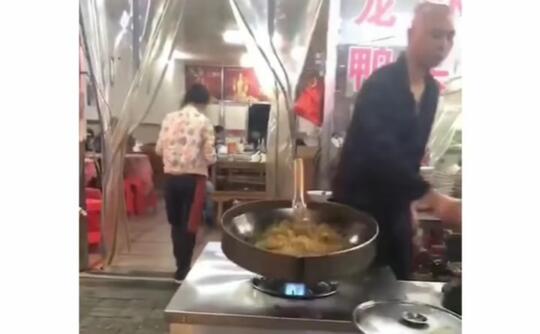 Inovasi Wajan Penggoreng Nasi, Tak Perlu Diaduk Juru Masak! Chef Juna Wajib Coba Nih