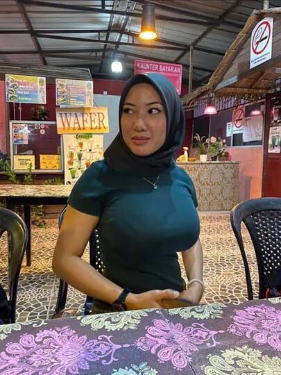 Selebgram Asal Malaysia Darlene Adrienne, Pakai Jilbab Tapi Kok Bajunya Kaos Buntung