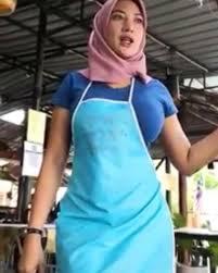 Selebgram Asal Malaysia Darlene Adrienne, Pakai Jilbab Tapi Kok Bajunya Kaos Buntung
