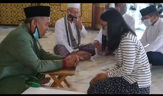 Tiga Mualaf Bersyahadat, Ketua PWNU Jatim Tunjukkan Bukti Nabi Isa Bukan Tuhan