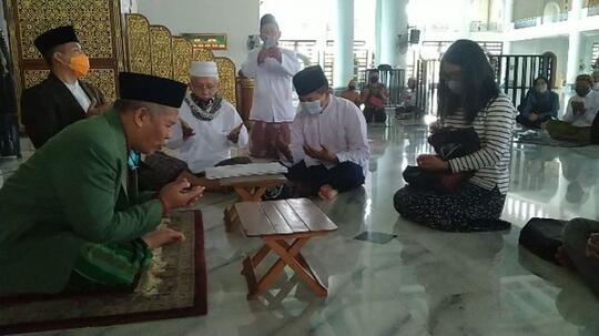 Tiga Mualaf Bersyahadat, Ketua PWNU Jatim Tunjukkan Bukti Nabi Isa Bukan Tuhan