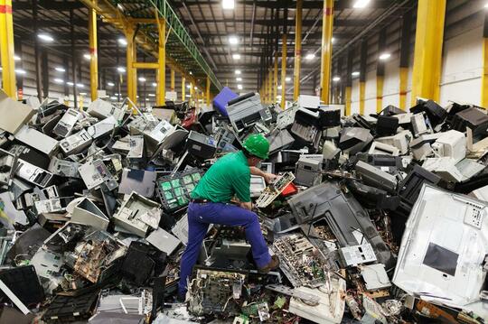 Melirik Urban Mining Di Indonesia, Sampah Elektronik ( E- waste) Bisa Jadi Duit !!