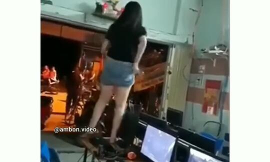Marah Tak Terkendali, Perempuan Ini Merusak Warnet Dan Nyaris Bugil Di Atas Meja!
