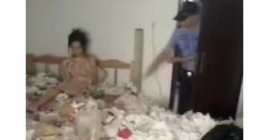 Depresi Putus Cinta, Perempuan Ini Kurung Diri Di Kamar Sampai Tertimbun Sampah!