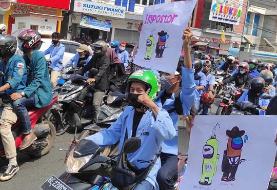 5 Potret Unik saat Mahasiswa Demo RUU Cipta Kerja, Kreatif!