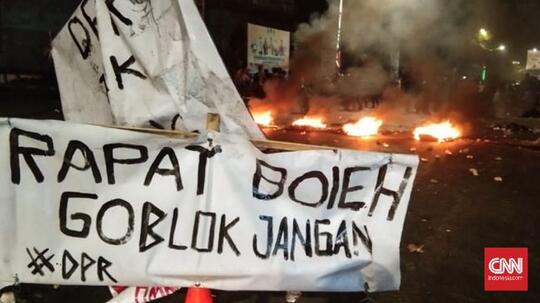 Mosi Tidak Percaya Bergemuruh di Penjuru Negeri