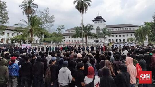 Mosi Tidak Percaya Bergemuruh di Penjuru Negeri