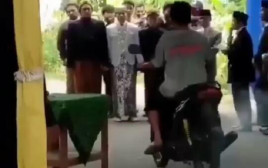 Gokils, Pengendara Motor Ini Terobos Tenda Pengantin dengan Santai Tak Bersalah!