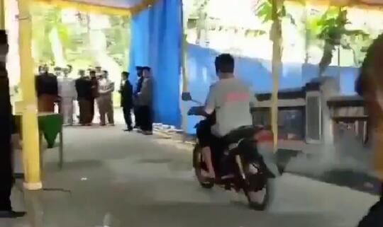 Gokils, Pengendara Motor Ini Terobos Tenda Pengantin dengan Santai Tak Bersalah!