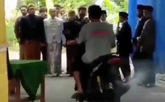 Gokils, Pengendara Motor Ini Terobos Tenda Pengantin dengan Santai Tak Bersalah!
