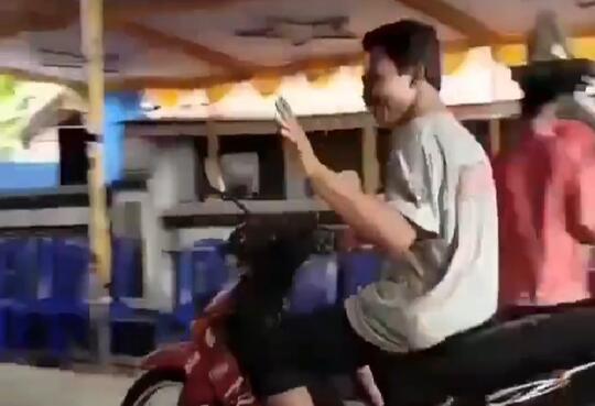 Gokils, Pengendara Motor Ini Terobos Tenda Pengantin dengan Santai Tak Bersalah!