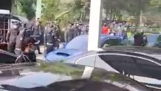 Rame Video Ribut Gegara ada “Showroom” Depan Rumah, Emang Aturannya Gimana?
