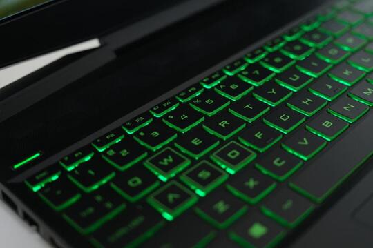 Review HP Pavilion Gaming 15-DK1064TX (Intel Core i5-10300H + Nvidia RTX 2060 Max-Q)