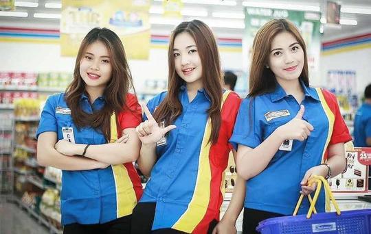 Begini Perbedaan Antara Alfamart Dan Indomaret, Kasirnya Ada Yang Lebih Cantik?