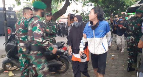Jemput Anaknya yang Ikut Demo, Emak-emak: Cari Uang Susah!
