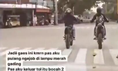 Tabrakan Emak-emak Pelanggar Lampu Merah dengan 2 Pemuda Standing Motor! Salah Siapa?