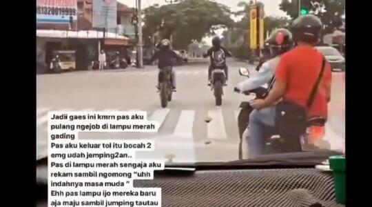 Tabrakan Emak-emak Pelanggar Lampu Merah dengan 2 Pemuda Standing Motor! Salah Siapa?