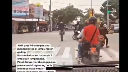 Emak-emak Terobos Lampu Merah Hajar 2 Bikers Lagi Wheelie, Siapa yang Salah?