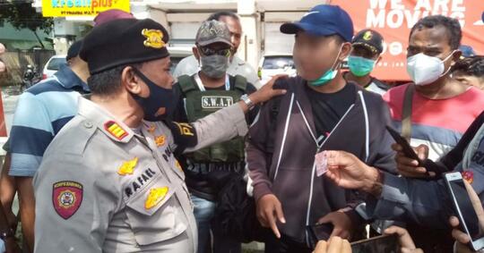 Bawa Poster di Tengah Ratusan Polisi, Pelajar SMKN Dikejar