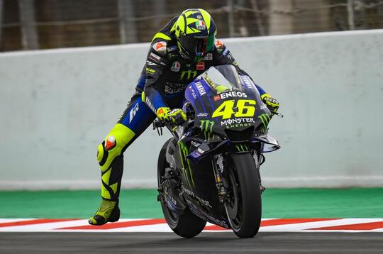 Di Pelopori Oleh Rossi, ini Alasan Pebalap Menurunkan Kaki Saat Mau Menikung!