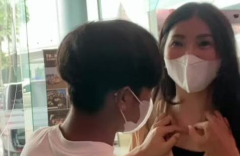 Betrand Peto Komplain Baju Sarwendah, Pegang Area Dada Tunjukan Batas Ketinggian