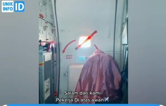 Shalat di Atas Awan, Pramugari Ini Tuai Banyak Pujian dari Netizen+62! Patut Dicontoh
