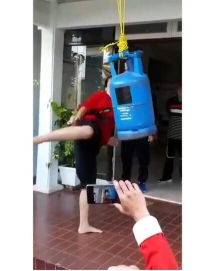 Wow, Cewe Cantik Ahli Bela Diri Pamer Aksi, Tabung Gas 12Kg ditendang Tanpa Kesakitan