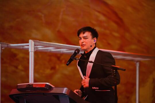 4 Momen Konyol Joji Ngebawain Lagu di Konser Extravaganza