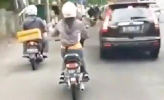 Terlalu Santai, Viral Perempuan Joget-joget Sambil Berkendara di Jalan Raya!