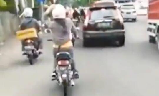 Terlalu Santai, Viral Perempuan Joget-joget Sambil Berkendara di Jalan Raya!