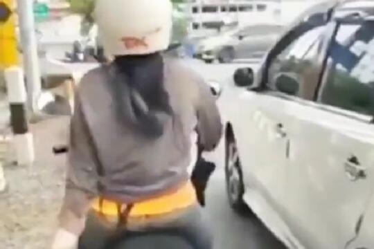 Terlalu Santai, Viral Perempuan Joget-joget Sambil Berkendara di Jalan Raya!