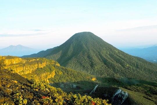 Viral 2 Pendaki Foto Telanjang di Gunung Gede Pangrango, Mengaku untuk Keperluan ....