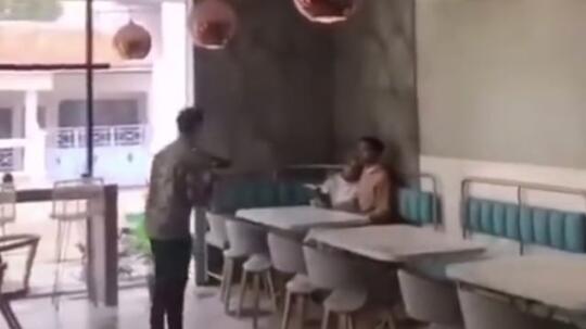 Nyesek, Tangis Barista Kopi Saksikan Mantan Prewedding di Kafe Tempat Kerjanya