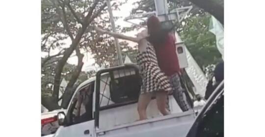 Kegilaan di Tengah Kemacetan, Seorang Waria Menari Erotis di Atas Mobil Bak Terbuka!