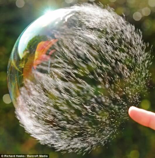 Mengapa Gelembung Selalu Bulat? Padahal Gagang Bubble Sabun Beraneka Bentuk