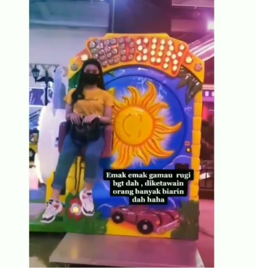 Awas Patah, Emak-Emak Nekat Naik Wahana Bermain Anak Karena Telanjur Gesek Kartu!