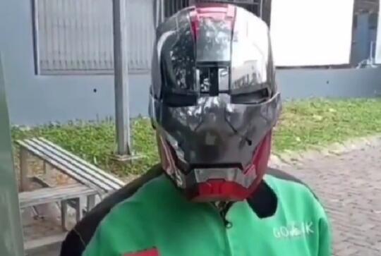 Kerennya Helm Bang Ojol, Seperti Menjadi Iron Man! Aman Terstandar SNI Nggak Ya?