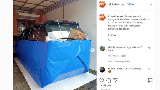 Bener – bener Kreatif, Biar Gak Kebanjiran Mobil Dibungkus Terpal!
