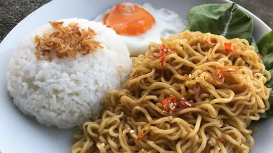 Kebiasaan Unik Orang Indonesia Ketika Makan Ini Jarang Ditemukan di Negara Lain