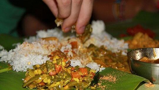Kebiasaan Unik Orang Indonesia Ketika Makan Ini Jarang Ditemukan di Negara Lain