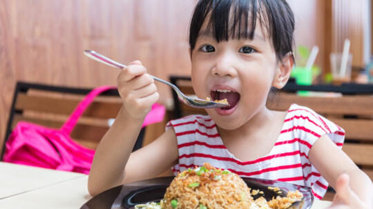 Kebiasaan Unik Orang Indonesia Ketika Makan Ini Jarang Ditemukan di Negara Lain