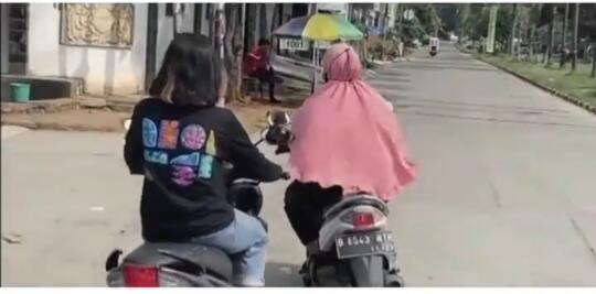 Emak-emak Penguasa Jalan, Tikung Pengemudi Lain Tanpa Sein dan Tak Merasa Bersalah!