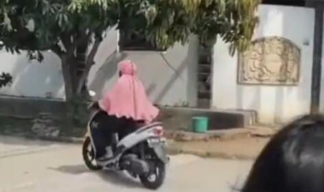 Emak-emak Penguasa Jalan, Tikung Pengemudi Lain Tanpa Sein dan Tak Merasa Bersalah!