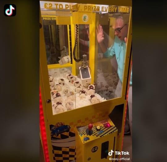 Loh! Pria Ini Bayar Rp.35ribu 'MAIN' Mesin Capit Dapat Iphone, Tapi Malah KESAL ?!