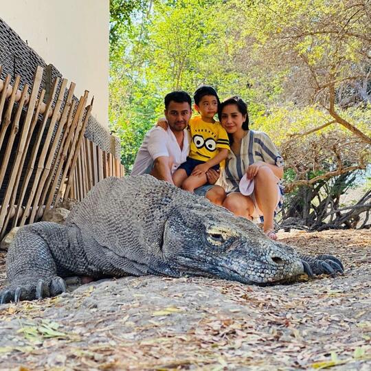 Gaya 10 seleb pose bareng komodo saat liburan, berani banget
