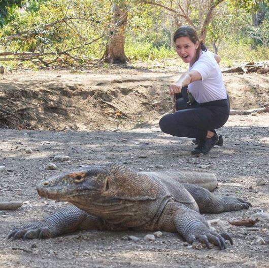 Gaya 10 seleb pose bareng komodo saat liburan, berani banget