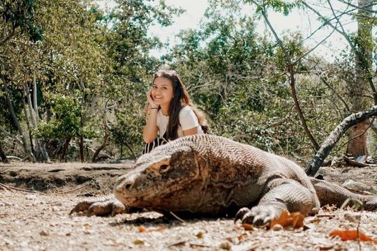 Gaya 10 seleb pose bareng komodo saat liburan, berani banget